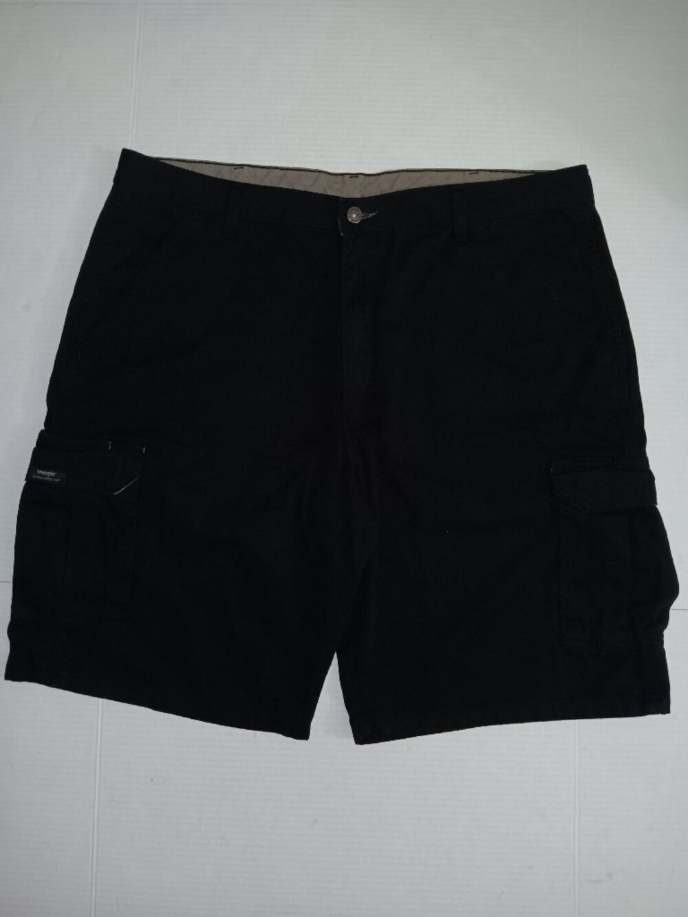 WRANGLER 40" MEN'S BLACK CARGO STYLE SHORTS